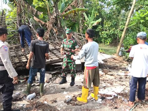 Kedekatan Dengan Rakyat Babinsa Grogol Koramil 12 Paliyan Kodim 0730