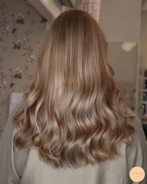 Frisör i Stockholm Peach Stockholm Dark blonde hair color Honey