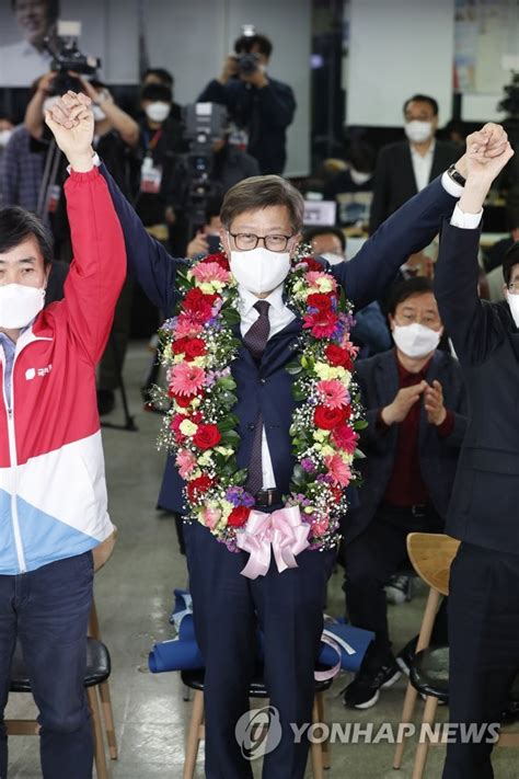 ソウル・釜山市長選で野党圧勝 文政権と与党への打撃必至 聯合ニュース