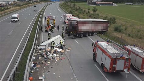 Unfall Auf A1 Sattelzug Rammt Wohnwagen Autobahn Unfall Im Landkreis