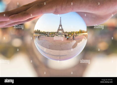 Mano Che Tiene La Torre Eiffel Immagini E Fotografie Stock Ad Alta