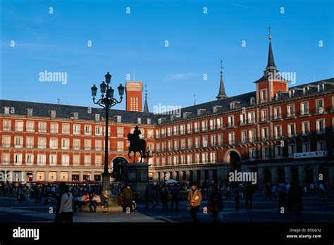 Spanien Madrid Plaza Mayor Silhouette Der Statue Von König