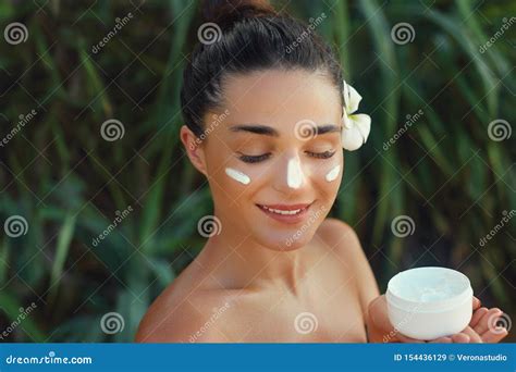 Crema Cosm Tica De La Tenencia De La Mujer Cara De La Belleza Mujer