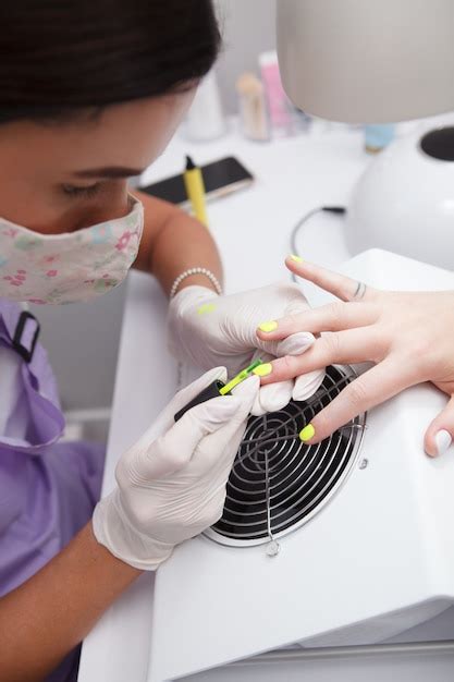 Vertical Cerca Recortada De Manicurista Profesional Haciendo U As Del