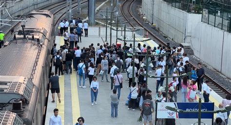 Marmaray Bostancı Durağında sevgilisiyle tartışan adam raylara atladı