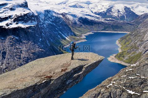 挪威 Trolltunga 的徒步旅行者高清摄影大图 千库网