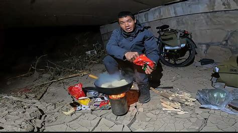 单车流浪中国一天没吃饭，夜晚找不到露营地，无奈桥洞下泡面充饥 摄影视频 搜狐视频