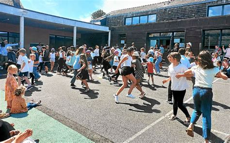 Logonna Daoulas Soleil Foule Danse Et Protection De La Nature La