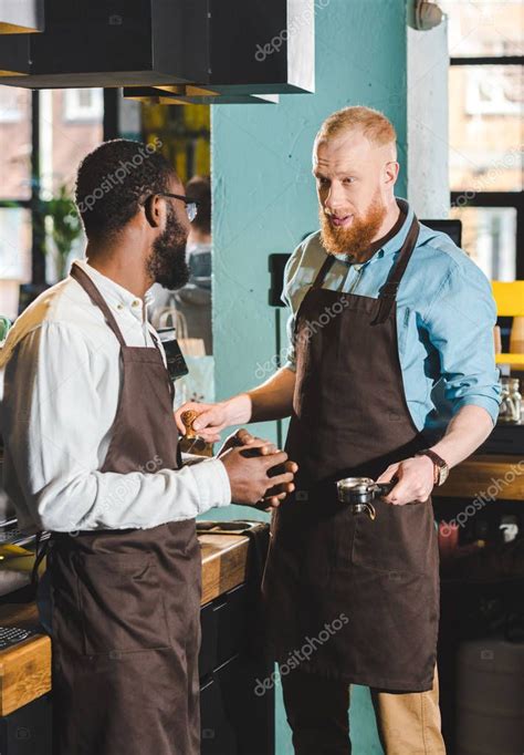 J Venes Propietarios Masculinos Multi Tnicos De Cafeter A En Delantales