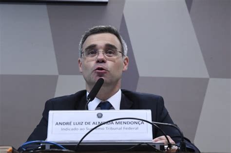 André Mendonça cita Bíblia na sabatina mas diz estar comprometido