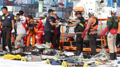 Lion Air Crash Indonesian Authorities Search Underwater For Bodies And