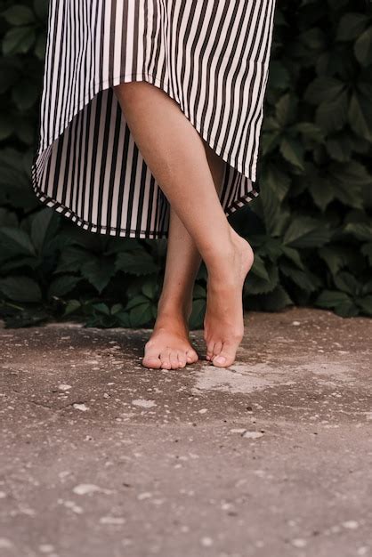 Pies Femeninos Descalzos En El Primer Plano De La Acera Estilo De Vida