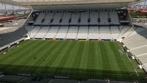 Torcidas de Corinthians e São Paulo brigam antes de clássico