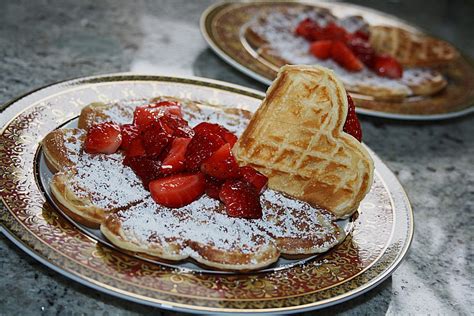 Waffeln Mit Erdbeeren Von Bruzelinchen Chefkoch De