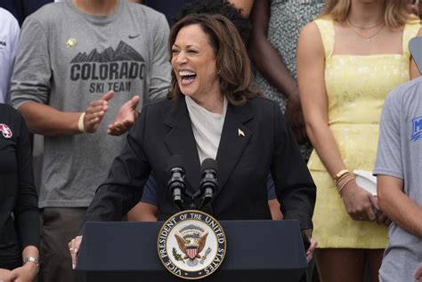 Campanha De Kamala Harris Faz Arrecada O Recorde De Us Milh Es Em