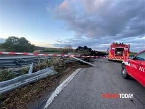 Camion Sfonda Il Guardrail E Si Ribalta Un Morto Foto Da FoggiaToday