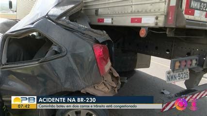 Motorista Sai Ileso Ap S Ter Carro Esmagado Por Caminh O Na Br