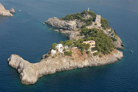 This Island off the Amalfi Coast in Italy Is Shaped Like a Dolphin | My Modern Met