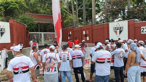 Torcida Encerra Protesto Mas Deixa Faixas Frente Do Ct Do S O Paulo