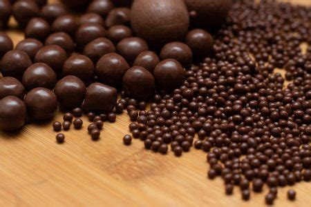 Diferentes Tipos De Bolas De Chocolate Em Uma Tigela Cinza Uma