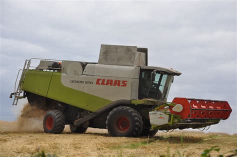 Claas Lexion 570 Combine Harvester A Claas Lexion 570 Comb Flickr