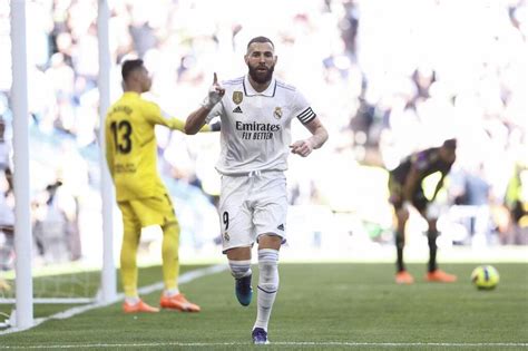 Liga Le Real Madrid Crase Valladolid Avec Un Tripl De Karim Benzema