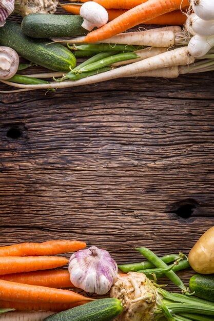 Vegetal Surtido De Verduras Frescas En R Stica Mesa De Roble Antiguo