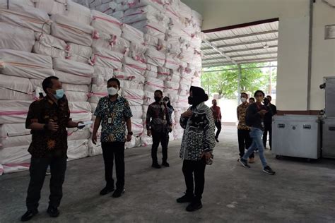 Kemensos Kirim 10 000 Pak Makanan Siap Saji Untuk Korban Gempa Di NTT