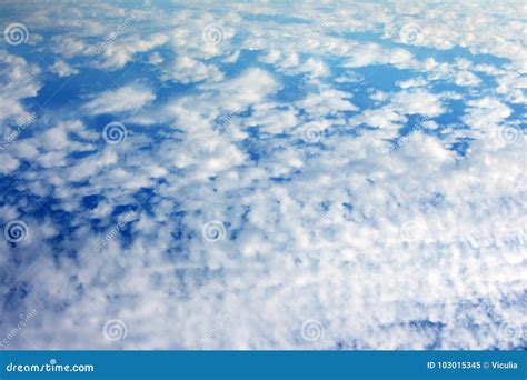 Fondo Del Cielo Con Las Nubes Cielo Con Las Nubes Imagen De Archivo