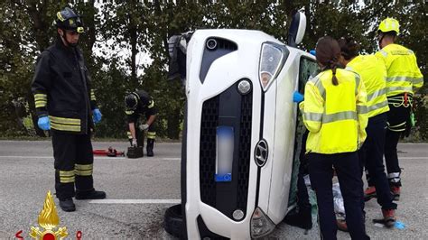 L Auto Finisce Nel Fossato E Rimane Su Un Fianco Conducente Bloccato