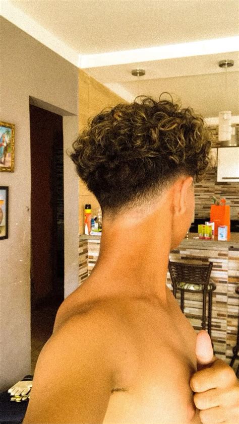 Corte Em V Cacheado Masculino - Corte em V | Estilos de cabelo encaracolado, Cabelo masculino enrolado ...