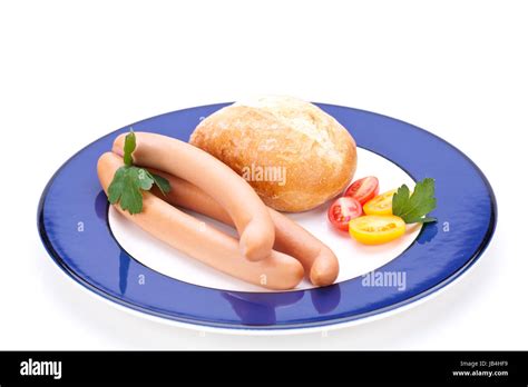 Ger Ucherte Wiener W Rstchen Mit Tomaten Garnitur Auf Einem Blauen