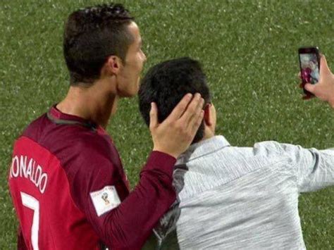 Foto Ronaldo faza serii în Feroe S a pozat cu un fan pe gazon