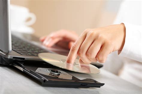 How To Get A Cd Drive To Open On A Dell Computer