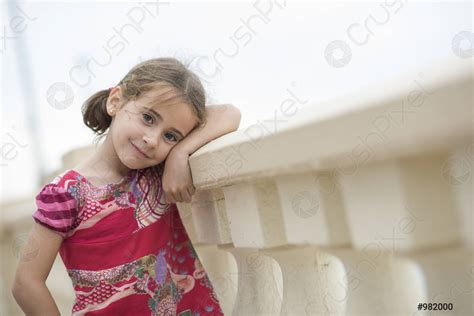 Adorable Petite Fille Peign E Avec Des Queues De Porc Stock Photo