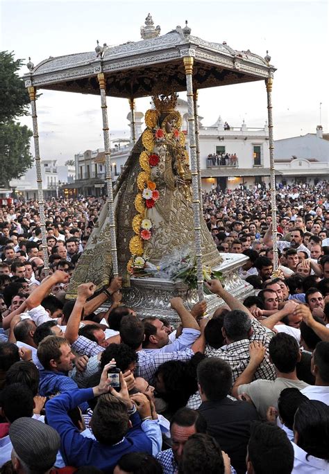 Procesión de la Virgen del Rocío en Almonte Huelva