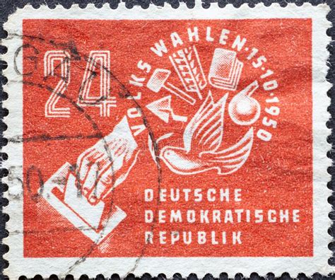 Alemania Ddr Alrededor De Un Sello Postal De Alemania Gdr Que