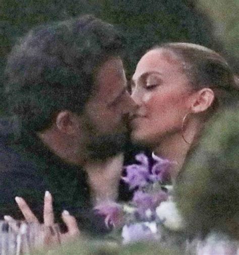 Jennifer Lopez E Ben Affleck S O Flagrados Aos Beijos Em Jantar Rom Ntico