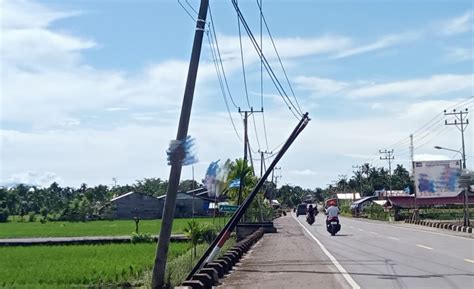 Tiang Telkom Miring Nyaris Roboh Dan Bahayakan Pengguna Jalan