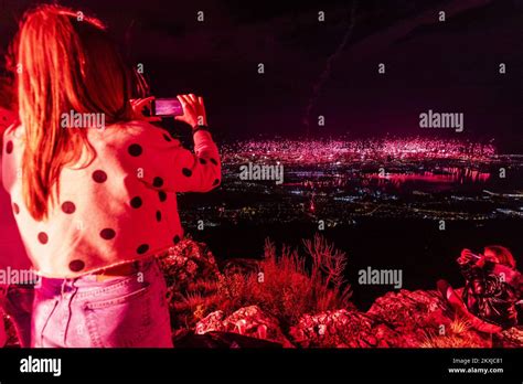 Muestra Fuegos Artificiales Y Antorchas Desde El Cerro Kozjak En