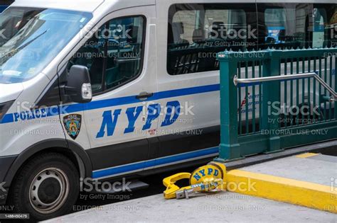 Nypd New York Police Department รถตู้และบูทรถโดยทางเข้ารถไฟใต้ดิน ภาพ