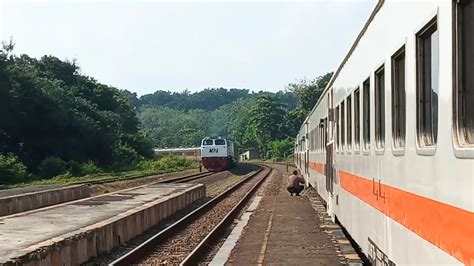 KA Commuter Line Walahar Kena Susul KA Argo Parahyangan Di Stasiun