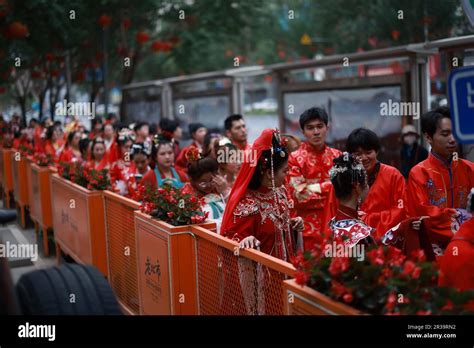 A traditional group wedding is held on '520' day in Shenyang City ...