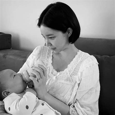 カン・ヘヨンさんのインスタグラム写真 カン・ヘヨンinstagram「d53👶🏻💛 모든 엄마들이 같은 마음일것 같다 예쁘고