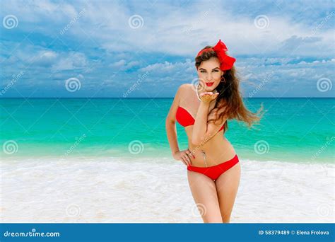 Pin Sulla Bella Giovane Donna In Bikini Rosso Su Una Spiaggia Tropicale