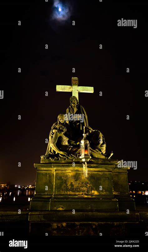 Vista Nocturna De La Estatua De Una Virgen María Con Jesús En Praga