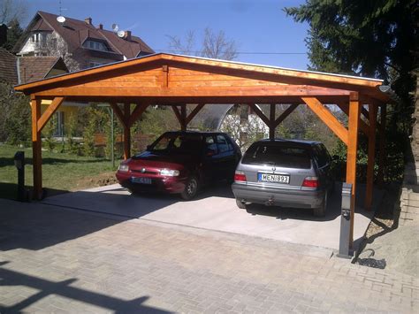 Nyitott garázs két autó részére