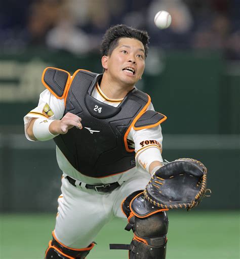 【巨人】大城卓三がバントの飛球をスーパーキャッチ スポーツ報知