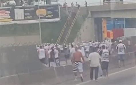 Torcidas De Botafogo E Santos Brigam E Interditam Rodovia No Rj