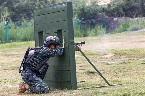 武警广西总队特战队员实弹射击练硬功